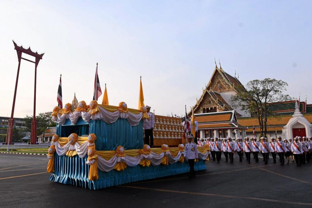 ริ้วขบวนเชิญคนโทน้ำอภิเษกและคนโทน้ำสรงพระมุรธาภิเษกออกจากหน้าวัดสุทัศน์ฯ