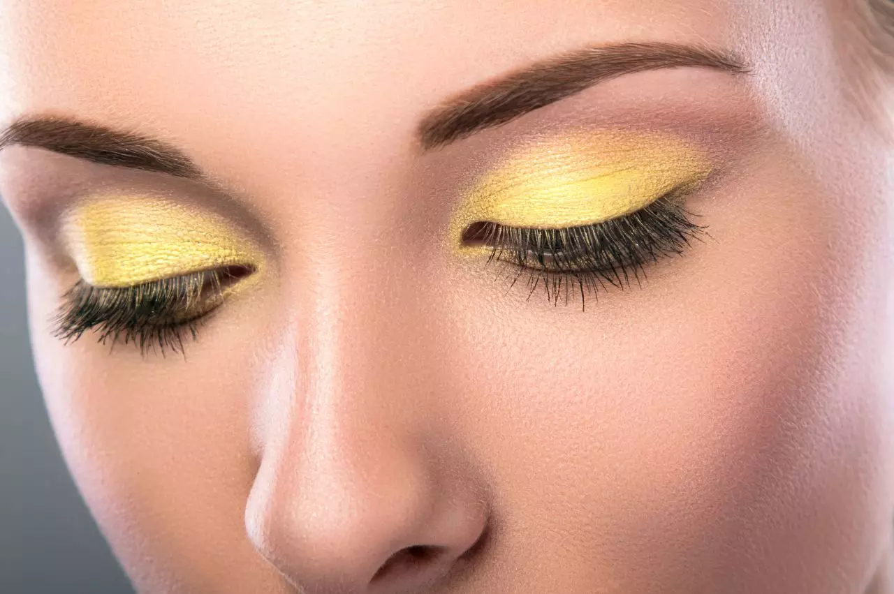 ไอเดีย "แต่งหน้า" โทนสุภาพ แมตช์แฟชั่น "สีเหลือง" สวยแพง สุดเป๊ะปัง
