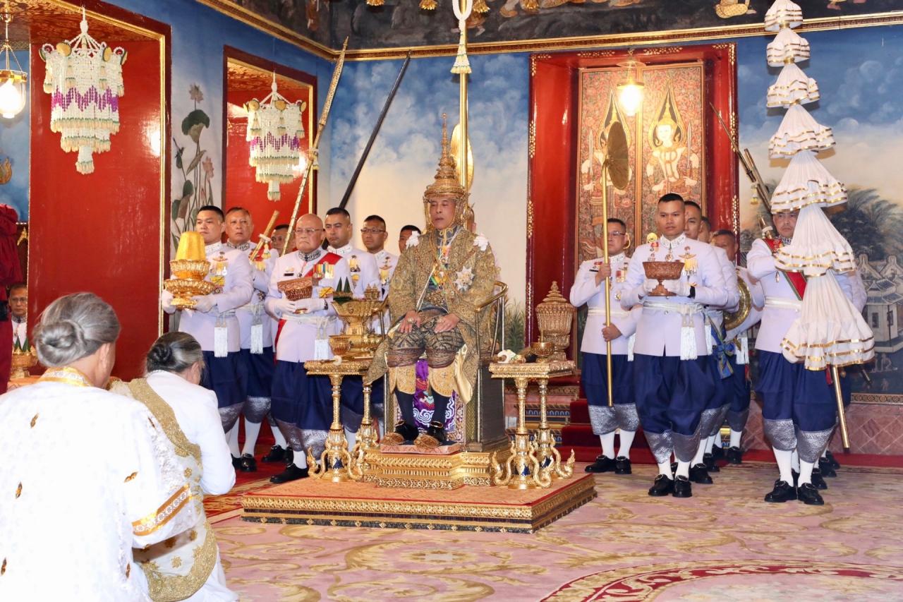 ในหลวงรัชกาลที่ 10 ทรงรับเครื่องราชกกุธภัณฑ์ในการพระราชพิธีบรมราชาภิเษก ในพระบรมมหาราชวัง เมื่อ 4 พฤษภาคม 2562 (ภาพจากสำนักพระราชวัง)