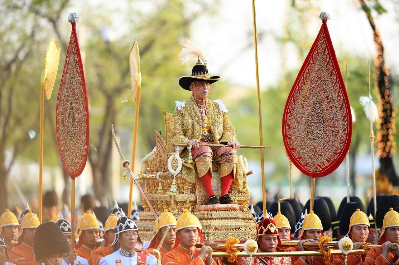 พระบาทสมเด็จพระเจ้าอยู่หัว ประทับพระที่นั่งพุดตานทอง เสด็จพระราชดำเนินเลียบพระนคร โดยขบวนพยุหยาตราทางสถลมารค