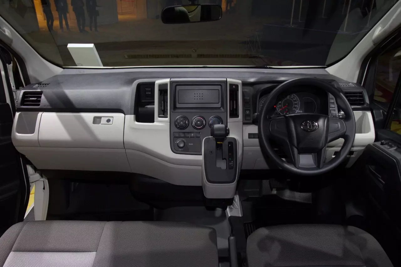 แพงกว่าเดิมนิดเดียว! ราคามาแล้ว รถตู้ TOYOTA NEW COMMUTER 2019