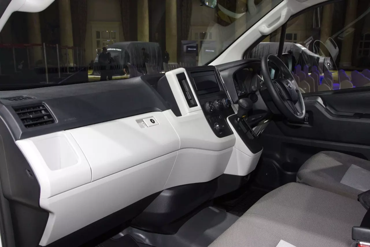 แพงกว่าเดิมนิดเดียว! ราคามาแล้ว รถตู้ TOYOTA NEW COMMUTER 2019