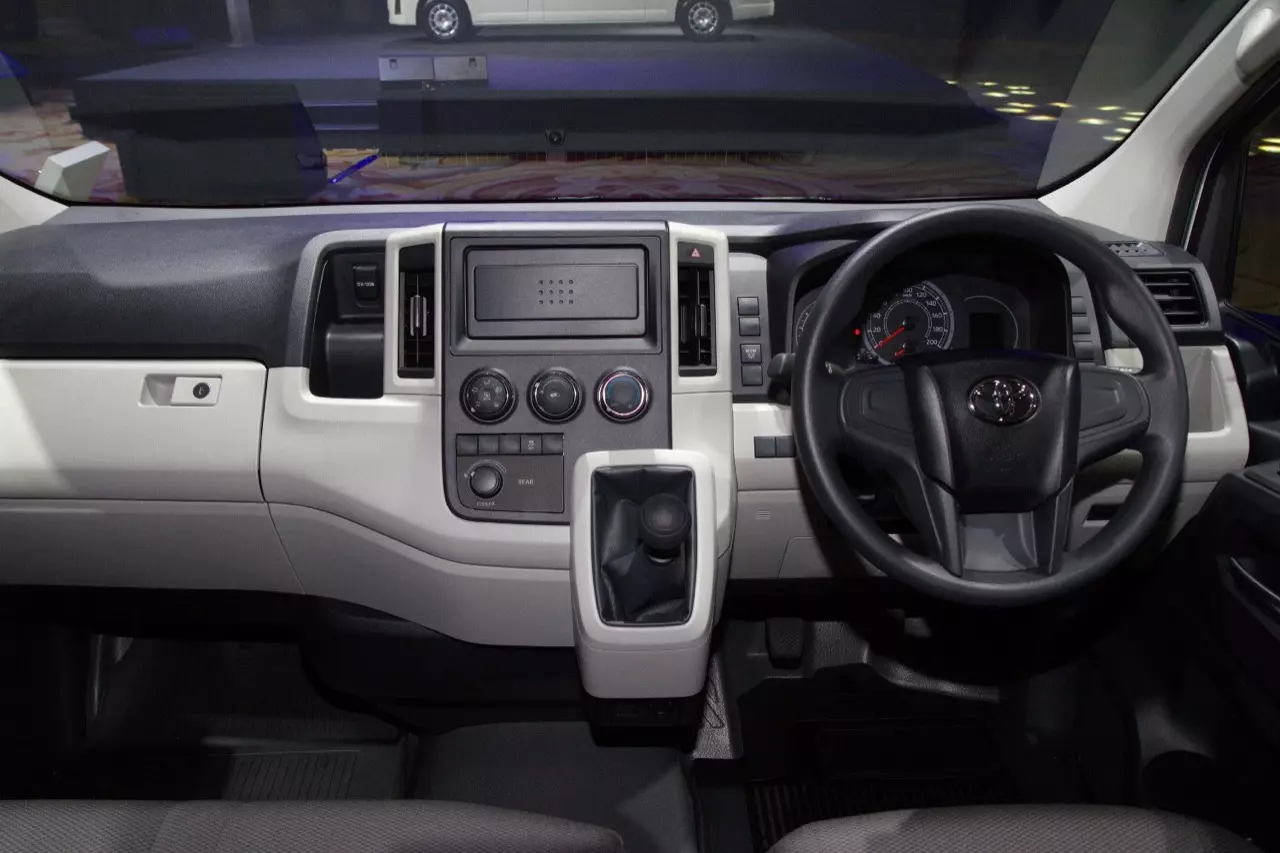 แพงกว่าเดิมนิดเดียว! ราคามาแล้ว รถตู้ TOYOTA NEW COMMUTER 2019
