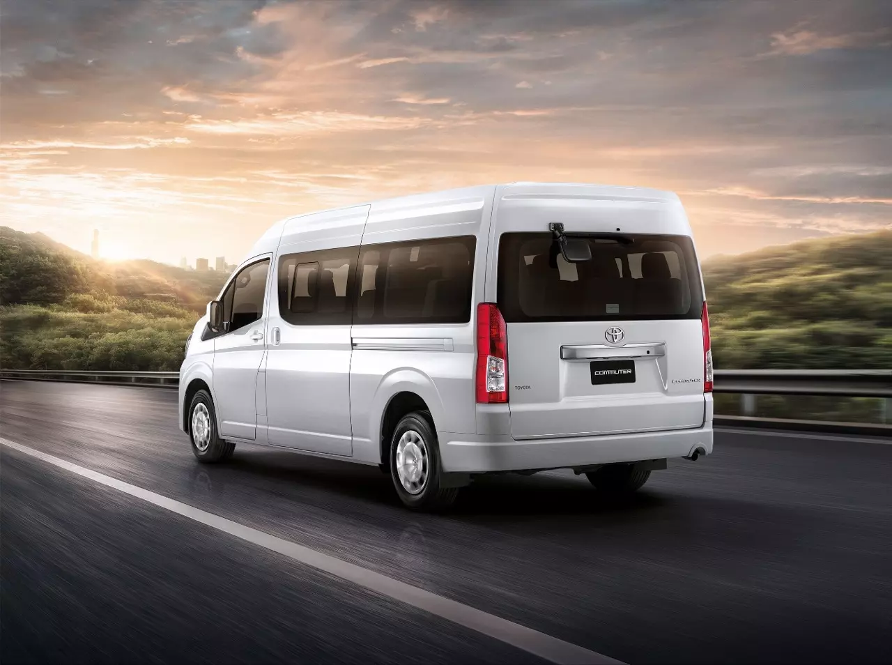 แพงกว่าเดิมนิดเดียว! ราคามาแล้ว รถตู้ TOYOTA NEW COMMUTER 2019