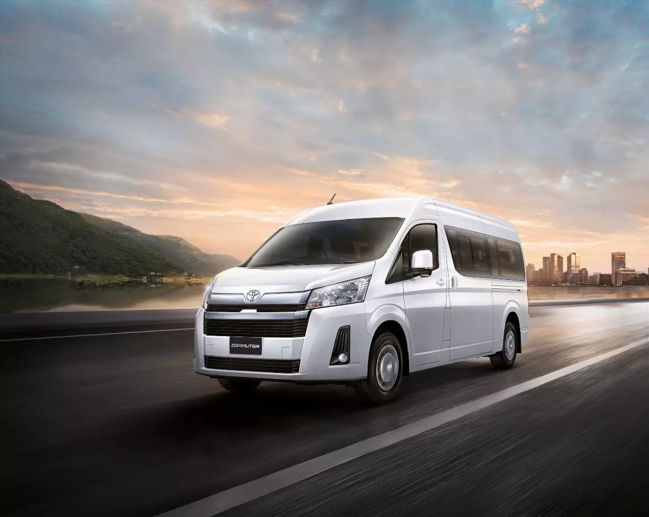 แพงกว่าเดิมนิดเดียว! ราคามาแล้ว รถตู้ TOYOTA NEW COMMUTER 2019