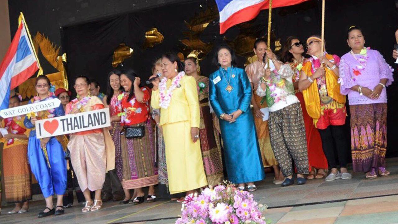 รักษาประเพณี - บุญวดี สุวรรณรงค์ ประธานสมาคมชาวไทยในซันไชน์ โคสต์ ออสเตรเลีย และ ครูแต้ม–แทมมี่ มิลเกตต์ ร่วมจัดให้ชาวไทยและเยาวชนไทยแสดงสืบสานวัฒนธรรมไทย ในงานเทศกาลสงกรานต์ เมื่อวันก่อน.