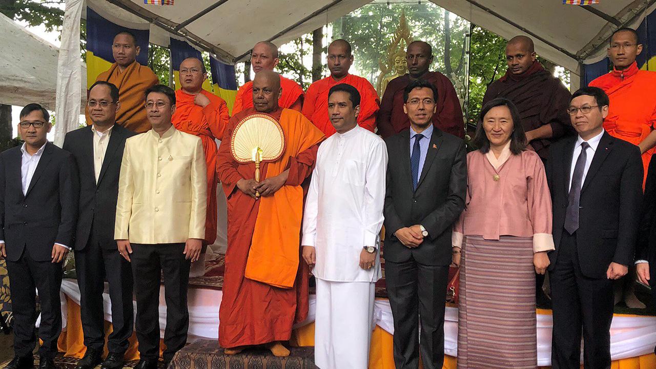 ร่วมงาน - มนัสวี ศรีโสดาพล ออท. ณ กรุงบรัสเซลล์ ประเทศเบลเยียม ไปร่วมงาน “วันวิสาขบูชารำลึก 2019” ที่วัดไทยธรรมาราม เมืองวอเตอร์ลู ซึ่งจัดเป็นงานวิสาขบูชานานาชาติในเบลเยียม ครั้งที่ 2.