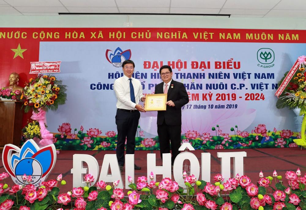 เกียรติคุณ มนตรี สุวรรณโพธ์ศรี กก.ผจก.บริษัท ซี.พี.เวียดนาม คอร์ปอเรชั่น จำกัด (ซี.พี.เวียดนาม) รับมอบเหรียญเกียรติคุณ “เพื่อเยาวชน” จากสหพันธ์เยาวชนคอมมิวนิสต์โฮจิมินห์ ที่สนับสนุนและทำคุณประโยชน์ต่อการปลูกฝังเยาวชนเวียดนามให้เป็นคนเก่งและคนดี.