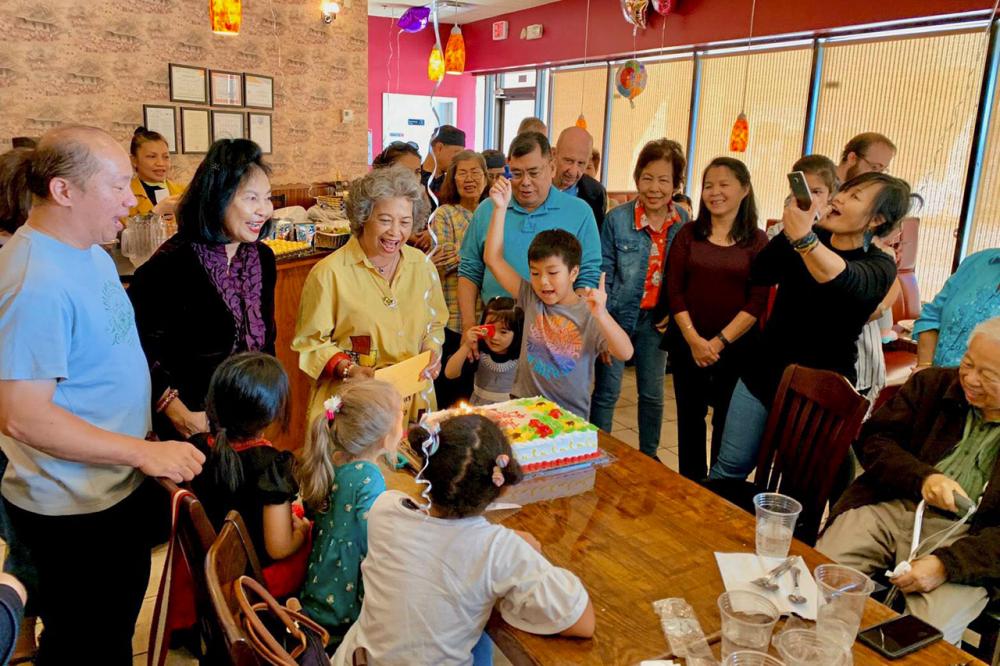 ครบรอบ 75 ปี สมิทธิ์ ทรัพย์วิบูลย์ พร้อมเพื่อนๆในแอตแลนตา รัฐจอร์เจีย ไปร่วมงานฉลองครบรอบอายุ 75 ปี มาลินี สเนลลิ่ง เจ้าของร้านอาหารไทย “ทับทิมสยาม” เมืองมาเรียตา ท่ามกลางบรรยากาศอันอบอุ่น.