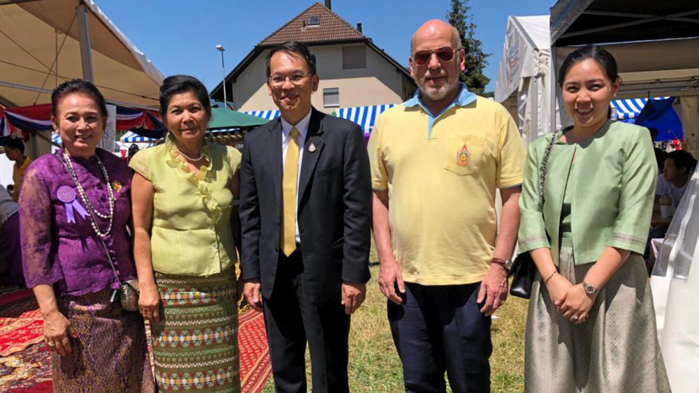 เผยแพร่วัฒนธรรม รุจิวรรณ ทั่งศิริ ประธานชมรมศิลปวัฒนธรรมไทย ในสวิตเซอร์แลนด์ นำทีมนักแสดงเด็กลูกครึ่งไทย-สวิส ไปร่วมแสดงในงาน “ซูริก เฟสติวัล” จัดทุก 3 ปี ปีนี้มีคนไปเที่ยวงานหลายแสนคน.