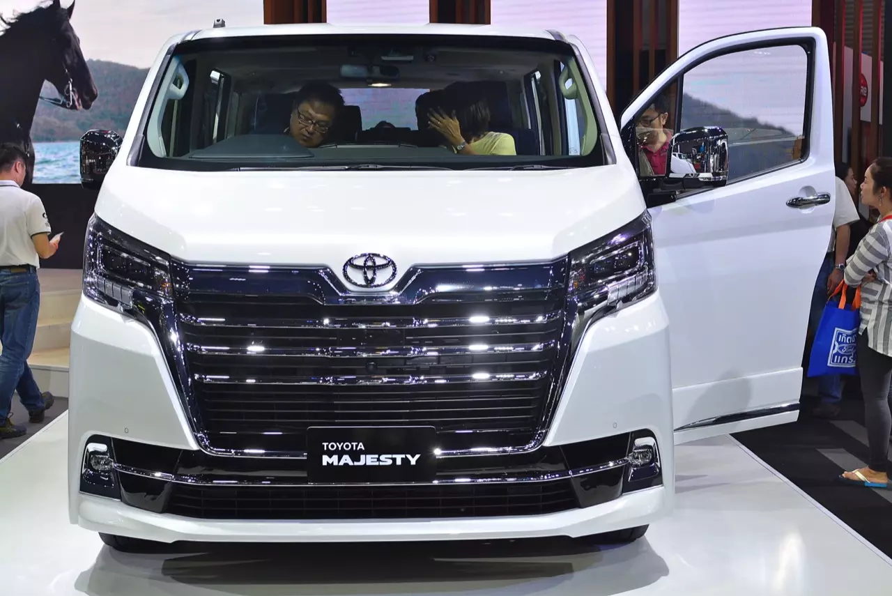 ราคาดีงาม มาแล้ว! รถตู้มหาชนคนรักครอบครัว Toyota Majesty