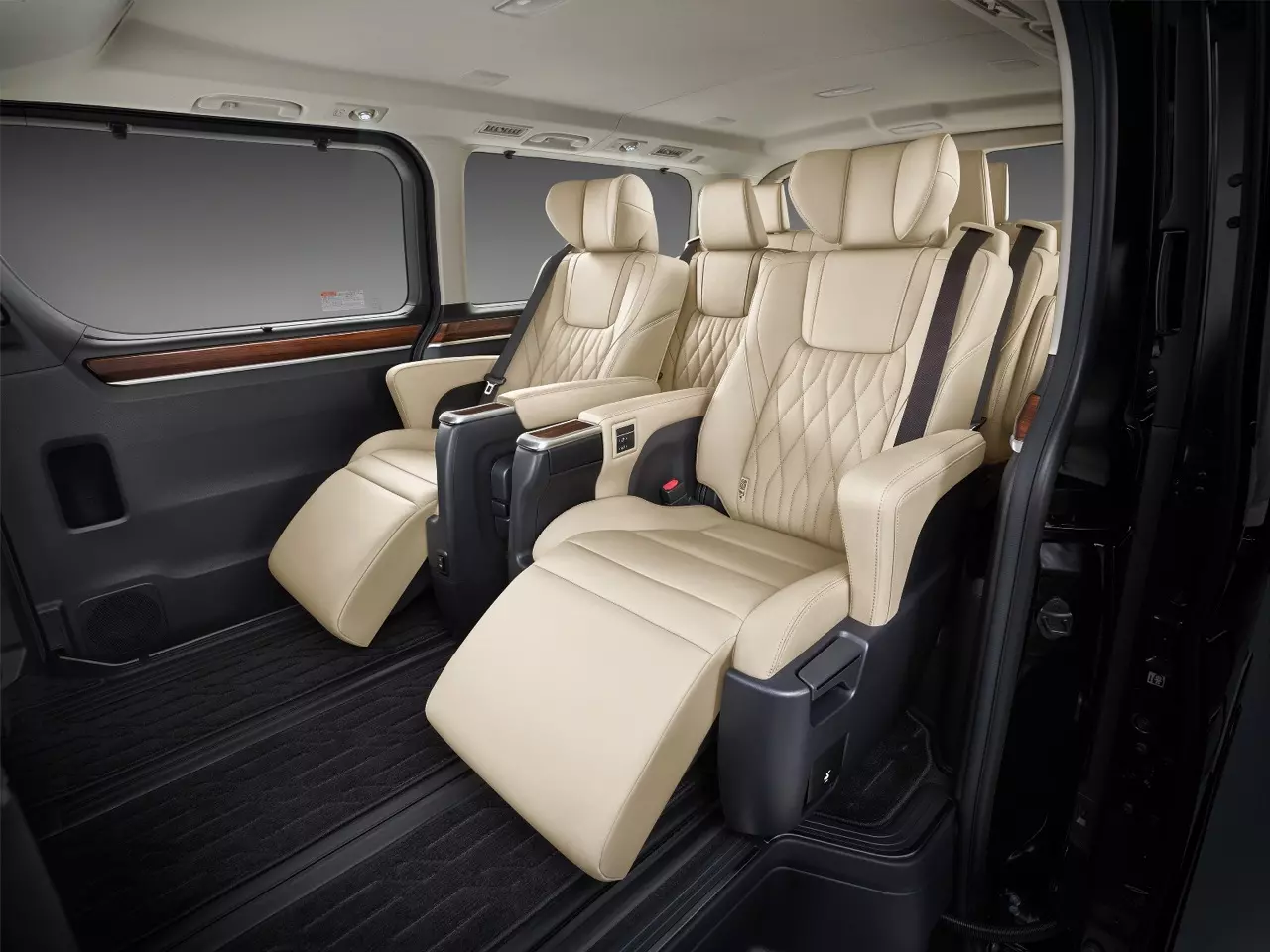 ราคาดีงาม มาแล้ว! รถตู้มหาชนคนรักครอบครัว Toyota Majesty