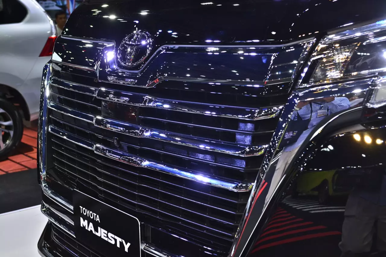 ราคาดีงาม มาแล้ว! รถตู้มหาชนคนรักครอบครัว Toyota Majesty