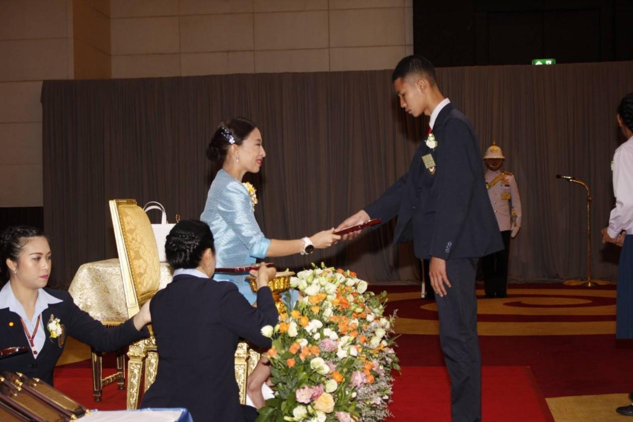 สมเด็จพระเจ้าลูกเธอ เจ้าฟ้าพัชรกิติยาภา นเรนทิราเทพยวดี กรมหลวงราชสาริณีสิริพัชร มหาวัชรราชธิดา ประทานโล่รางวัลลูกที่มีความกตัญญูกตเวทีอย่างสูงต่อแม่ให้กับนายคมคิด ณ โรงแรมเซนทรา บายเซ็นทารา ศูนย์ราชการและคอนเวนชั่นเซนเตอร์