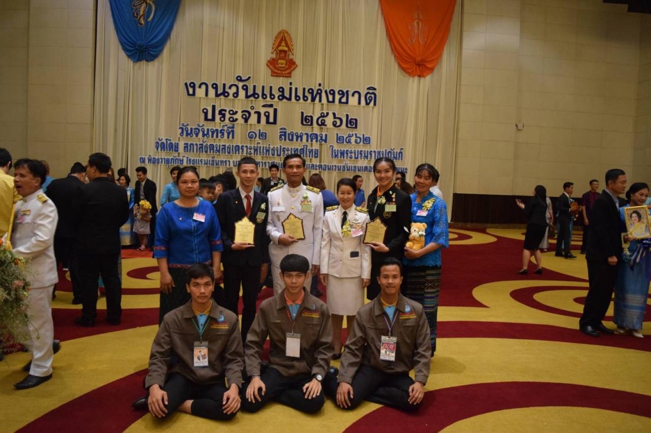 ที่สุดของคุณธรรม คือ ความกตัญญูกตเวที สร้างประวัติศาสตร์รวมคนกตัญญูมากที่สุดแห่งปี
กับ 3 รางวัลอันทรงเกียรติของวิทยาลัยการอาชีพโพนทอง