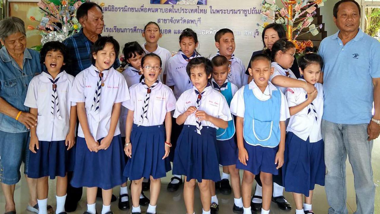 ห่วงใยกัน สุรชาติ กาญจนวิจิตร, เชอร์รี่ คำลือ และ แพรแก้ว พูลเจริญ ไปเลี้ยงอาหารเด็กพิการ มอบเสื้อผ้าและเงินบริจาคจากสมาคมอีสานในนครลอสแอนเจลิส สหรัฐฯ ที่สถานเด็กกำพร้าตาบอดพิการซ้ำซ้อน จ.ลพบุรี.