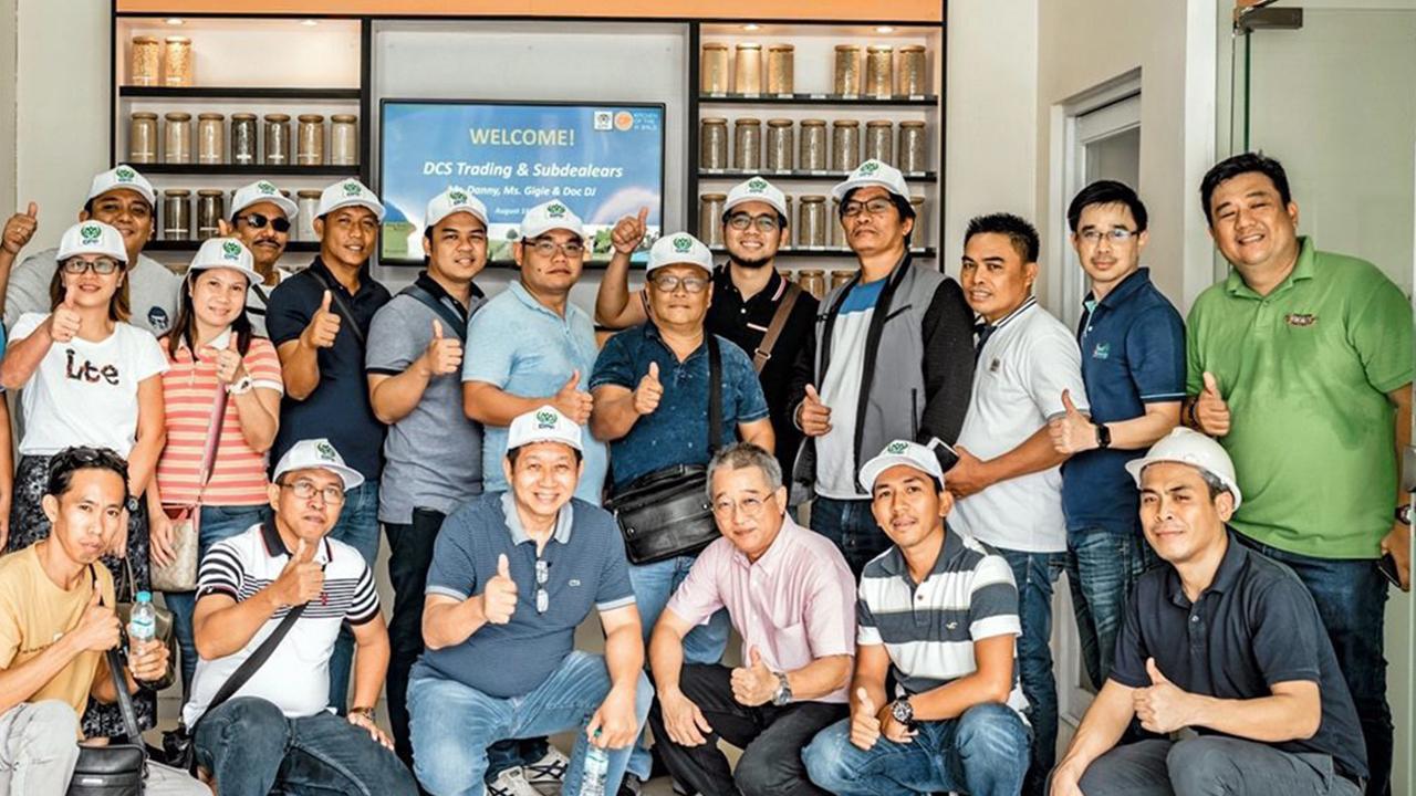 ต้อนรับลูกค้า สกล ชีวะโกเศรษฐ รองประธาน กก.กลุ่มธุรกิจเกษตรอุตสาหกรรมสัตว์บก บ.เจริญโภคภัณฑ์อาหาร คอร์ปอร์เรชั่น ฟิลิปปินส์ หรือซีพีเอฟ ฟิลิปปินส์ ต้อนรับลูกค้าอาหารสัตว์จาก จ.ปังกาสินัน ที่มาดูงาน.