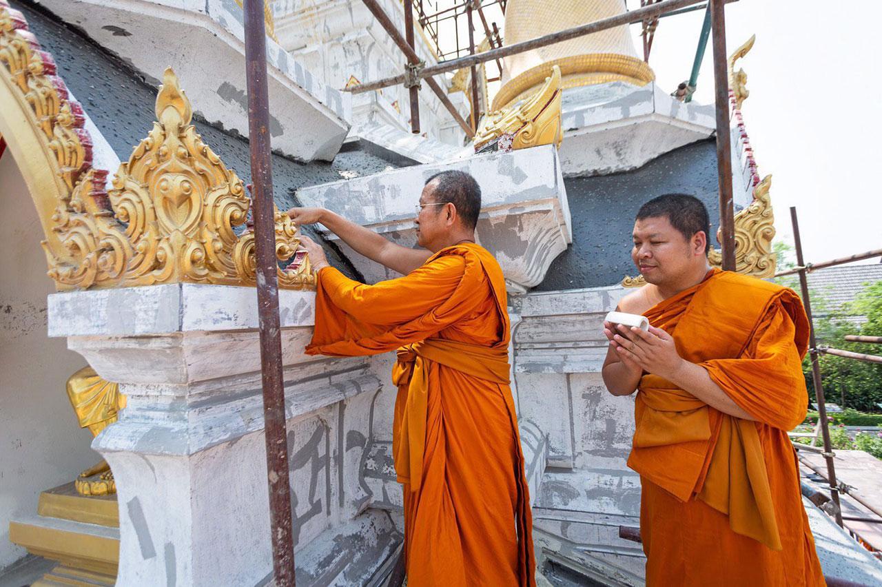พระธรรมโพธิวงศ์ (วีรยุทฺโธ) หัวหน้าพระธรรมทูตสายอินเดีย-เนปาล ประกอบพิธีวางกระเบื้องเป็นปฐมฤกษ์ การเริ่มบูรณะปรับปรุง พระมหาธาตุเจดีย์เฉลิมราชศรัทธา.