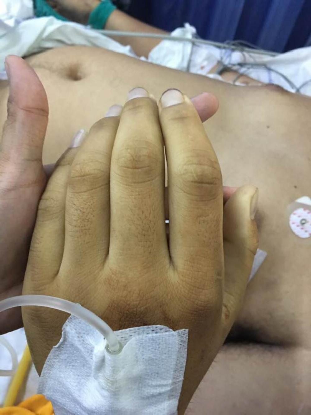 บีบมือกันเท่าที่สามีของเธอจะรู้สึกตัว ไม่มีคำพูดจากชายผู้เป็นที่รัก แต่รู้ว่าเขาคงเจ็บมาก