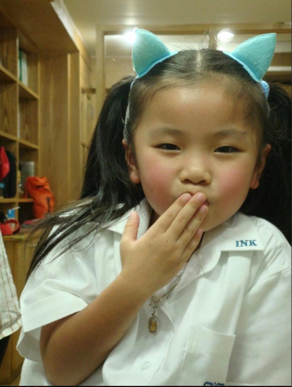 น้องอิงค์ สามารถพูดได้ 5 ภาษา ไม่ว่าจะเป็นภาษาไทย, อังกฤษ, จีน, เยอรมัน และฝรั่งเศส