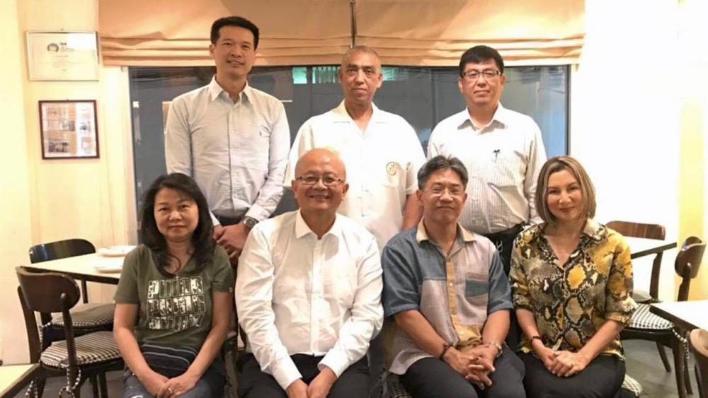ร่วมยินดี - นิรุธ ศรีพวาทกุล และ ดร.จักรินทร์ โกมลสิริ อดีตทูตพาณิชย์ ชวนล ผิวนิล ร่วมยินดีกับ สมเด็จ สุสมบูรณ์ ได้รับแต่งตั้งเป็นอธิบดีกรมส่งเสริมการค้าระหว่างประเทศ ที่ กทม.