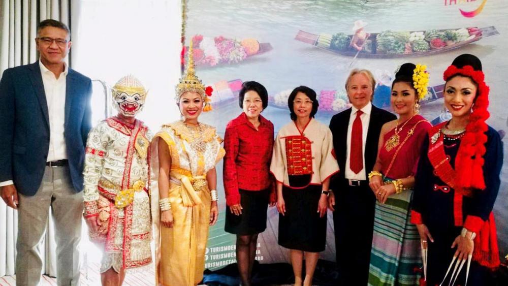 บุกตลาดเม็กซิโก - รัญจวน ทองรุต ผอ.ภูมิภาคอเมริกา ททท. และ กิตติพงษ์ ประพัฒน์ทอง ผอ.ททท.สนง.แอลเอ นำทีมไปเสนอข้อมูลสินค้าและบริการทางการท่องเที่ยวที่เม็กซิโก โดยมี รมณี คณานุรักษ์ ออท.ร่วมงานด้วย.