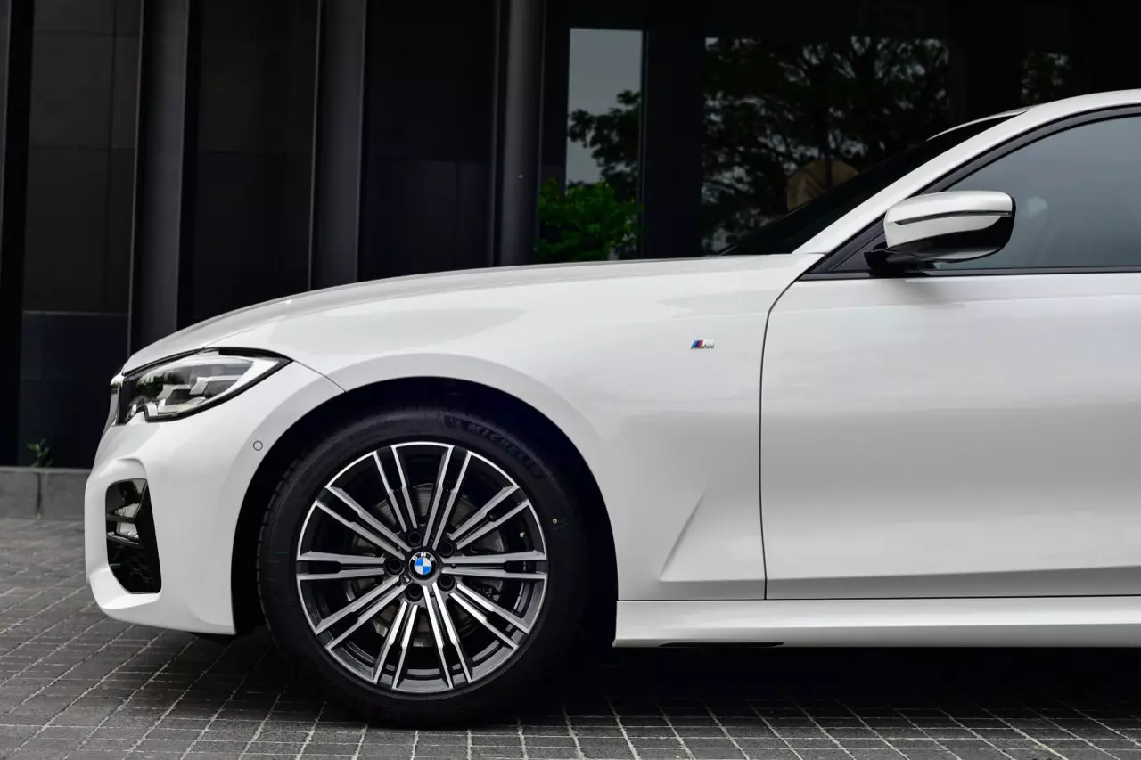 ประกอบไทยราคาน่ารัก BMW 320d ดีเซลจอมประหยัด / 330e M SPORT เสียบปลั๊ก รักษ์โลก!