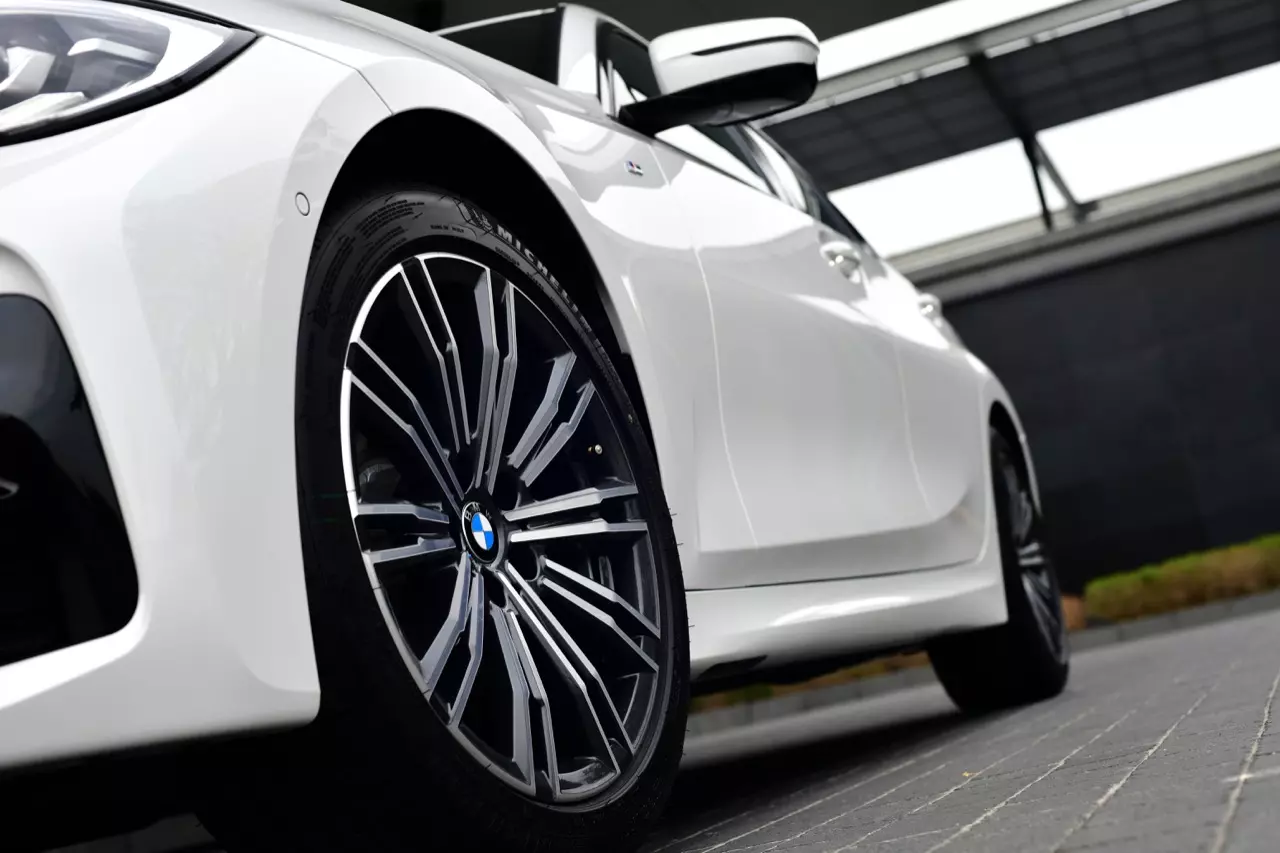 ประกอบไทยราคาน่ารัก BMW 320d ดีเซลจอมประหยัด / 330e M SPORT เสียบปลั๊ก รักษ์โลก!