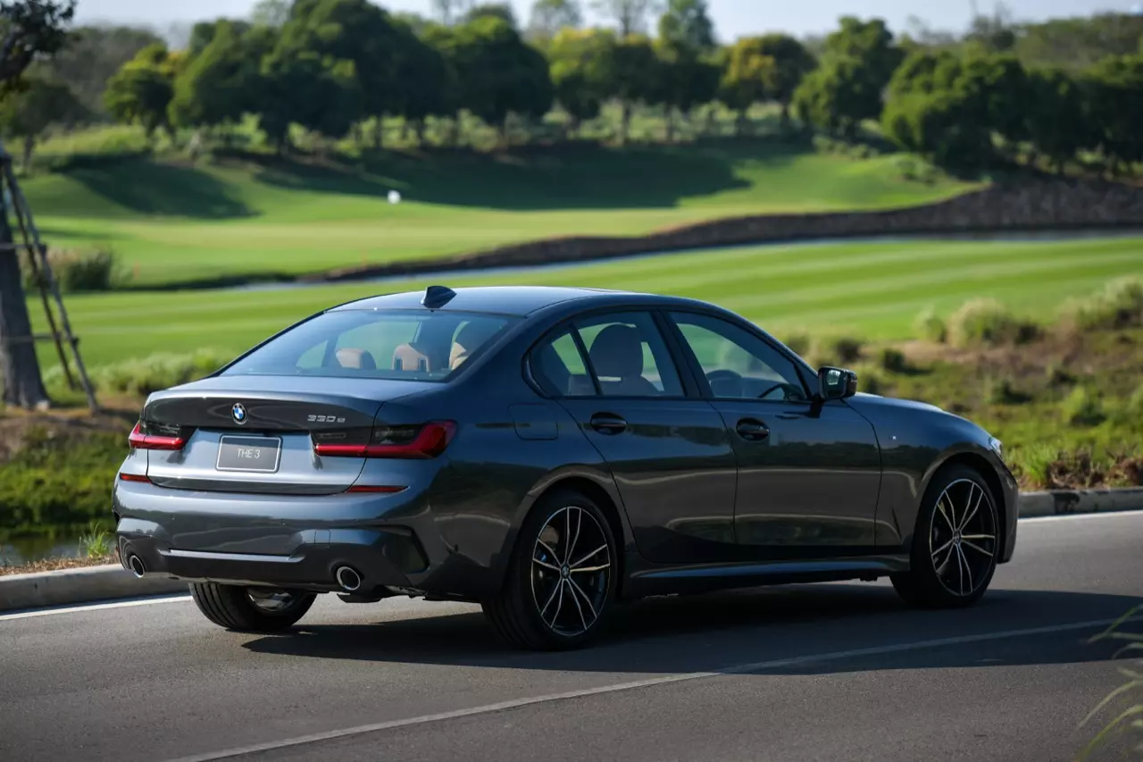 ประกอบไทยราคาน่ารัก BMW 320d ดีเซลจอมประหยัด / 330e M SPORT เสียบปลั๊ก รักษ์โลก!