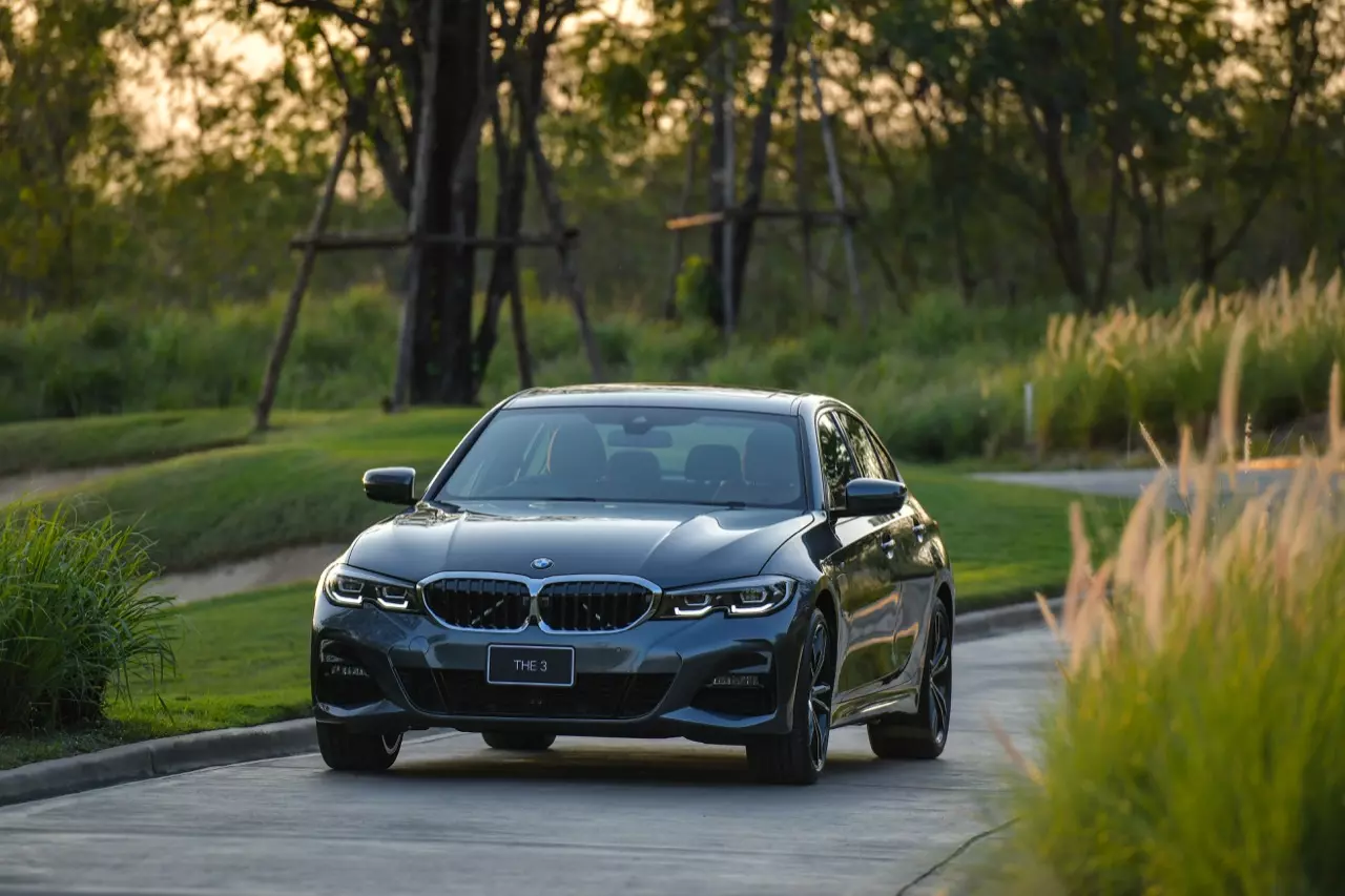 ประกอบไทยราคาน่ารัก BMW 320d ดีเซลจอมประหยัด / 330e M SPORT เสียบปลั๊ก รักษ์โลก!