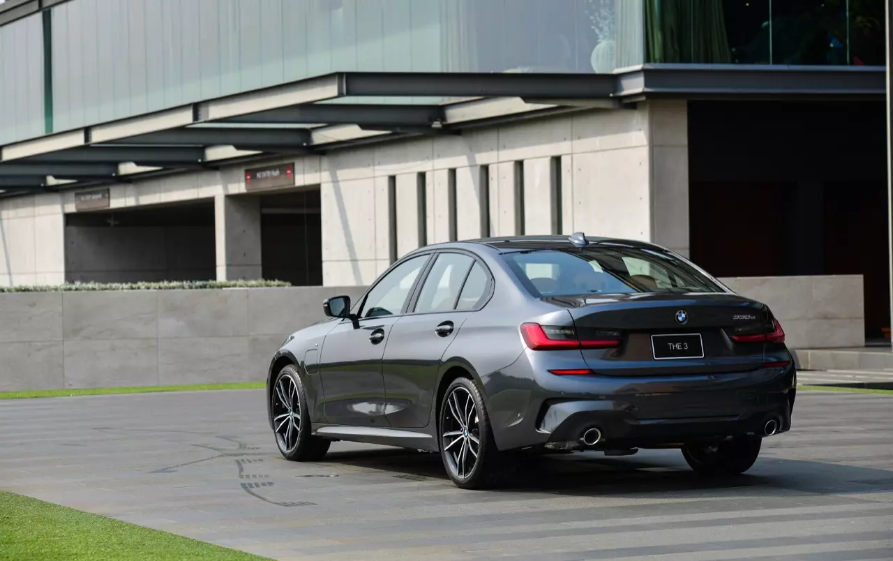 ประกอบไทยราคาน่ารัก BMW 320d ดีเซลจอมประหยัด / 330e M SPORT เสียบปลั๊ก รักษ์โลก!