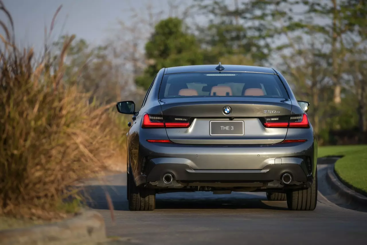 ประกอบไทยราคาน่ารัก BMW 320d ดีเซลจอมประหยัด / 330e M SPORT เสียบปลั๊ก รักษ์โลก!