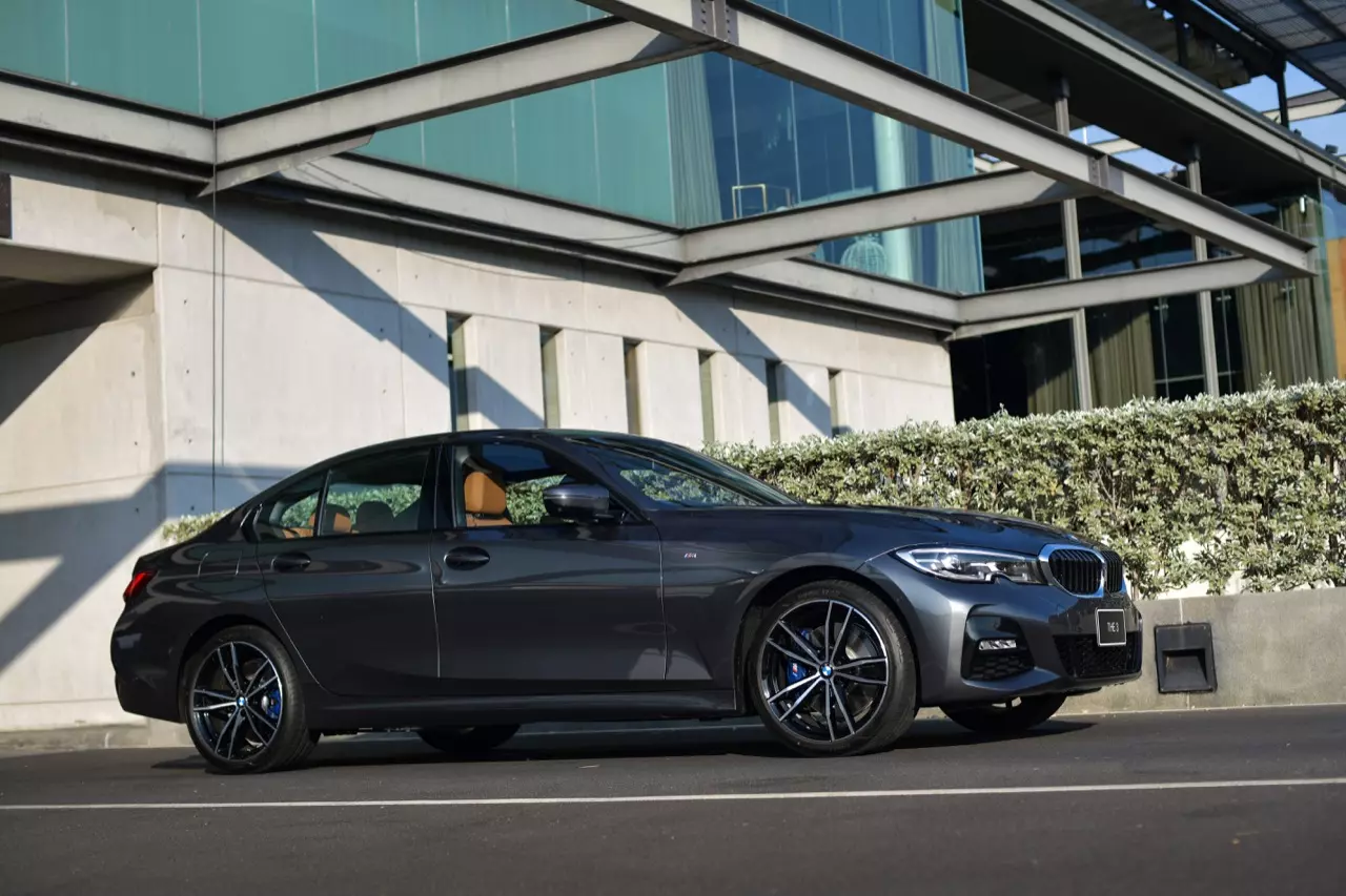 ประกอบไทยราคาน่ารัก BMW 320d ดีเซลจอมประหยัด / 330e M SPORT เสียบปลั๊ก รักษ์โลก!