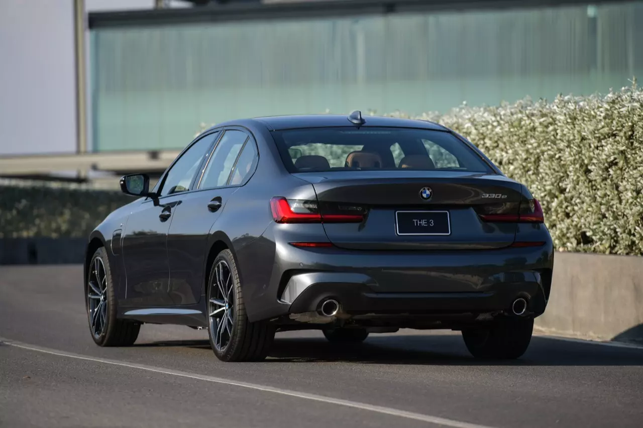 ประกอบไทยราคาน่ารัก BMW 320d ดีเซลจอมประหยัด / 330e M SPORT เสียบปลั๊ก รักษ์โลก!