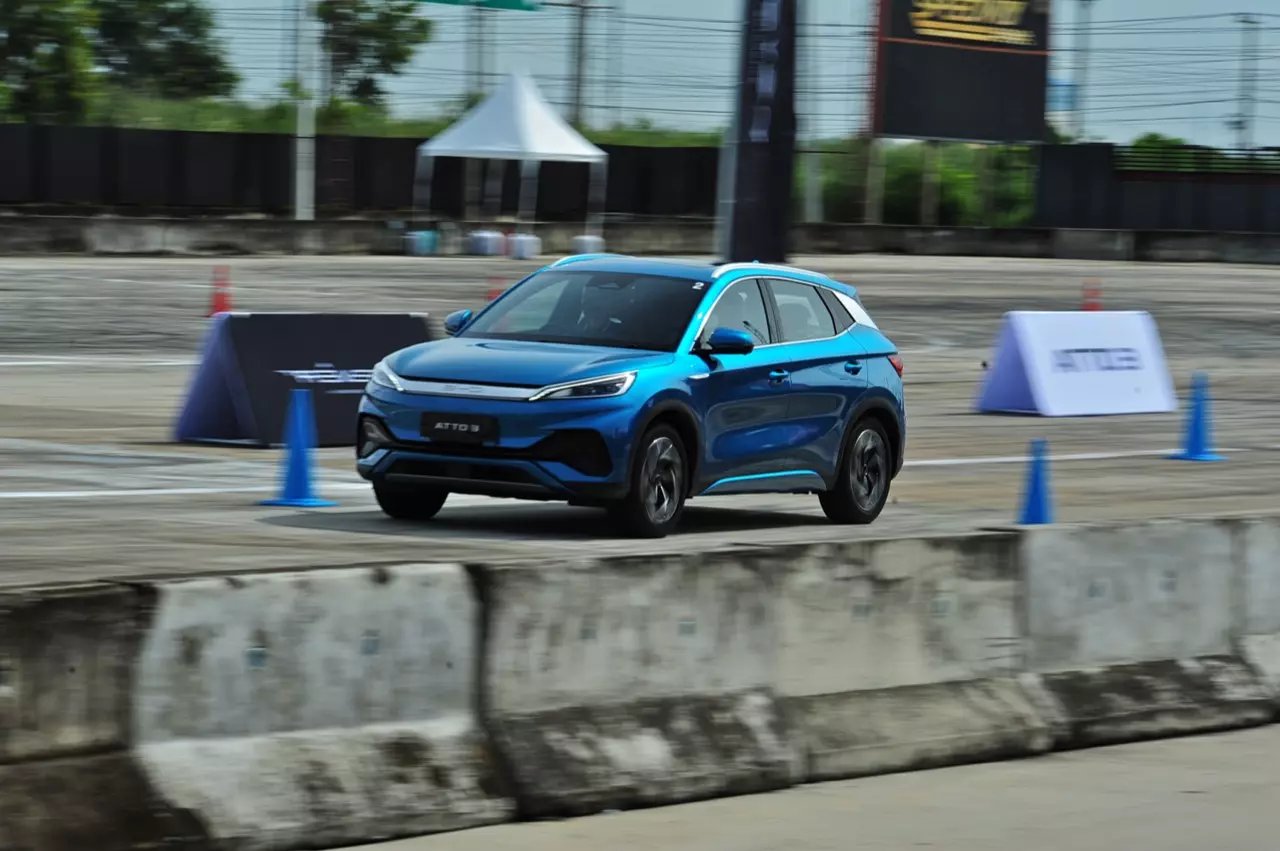 สัมผัสแรกสุดแสบทรวง ทดสอบ รถยนต์ไฟฟ้า BYD ATTO3 