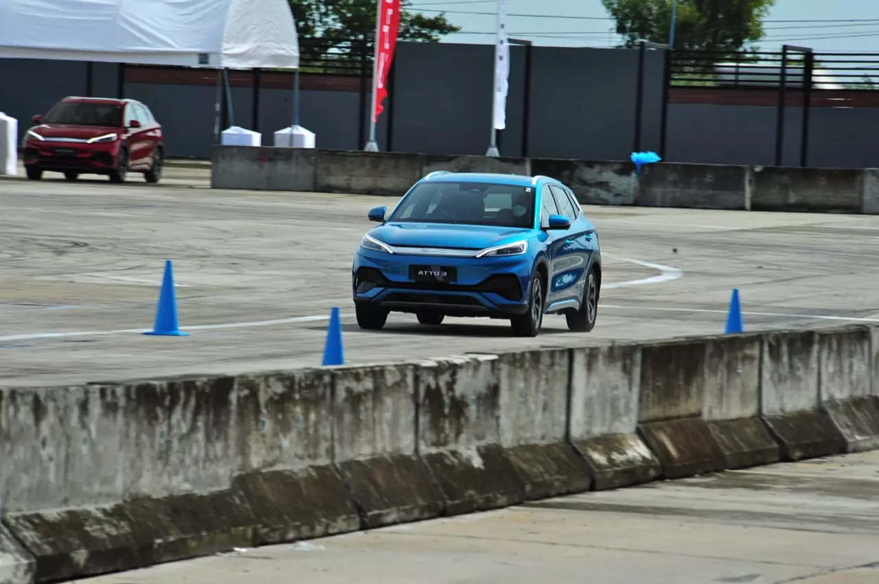 สัมผัสแรกสุดแสบทรวง ทดสอบ รถยนต์ไฟฟ้า BYD ATTO3 
