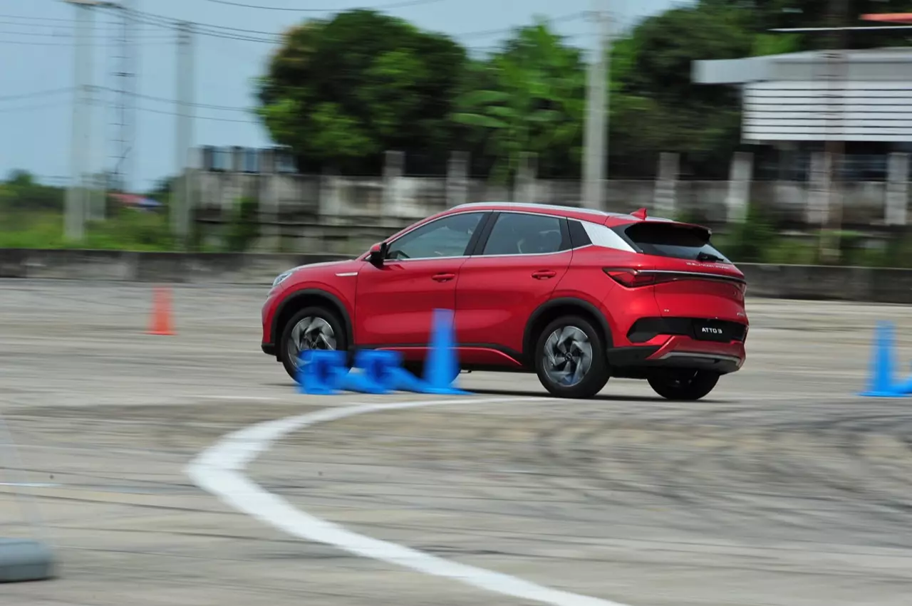 สัมผัสแรกสุดแสบทรวง ทดสอบ รถยนต์ไฟฟ้า BYD ATTO3 