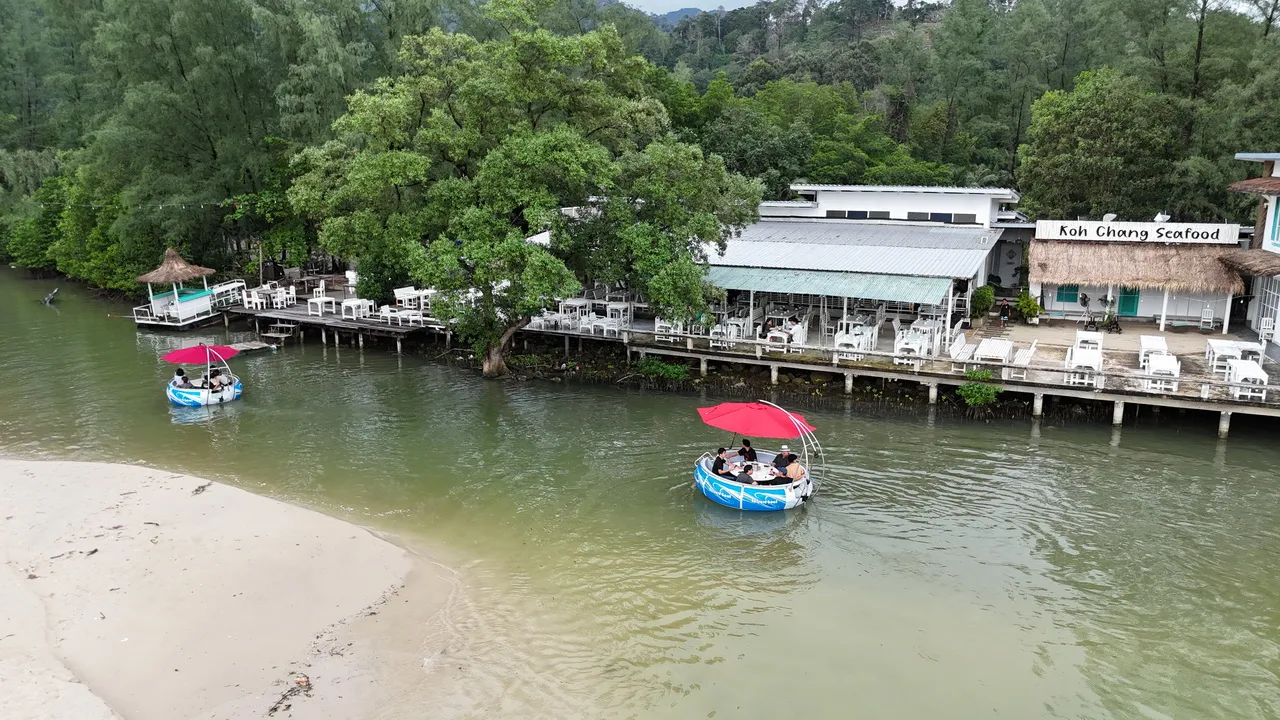 เที่ยวเกาะช้างหน้าฝนในรถ EV จุดชาร์จมี ซีฟู้ดอุดมสมบูรณ์ แต่มันจะเปียกปอนหน่อย