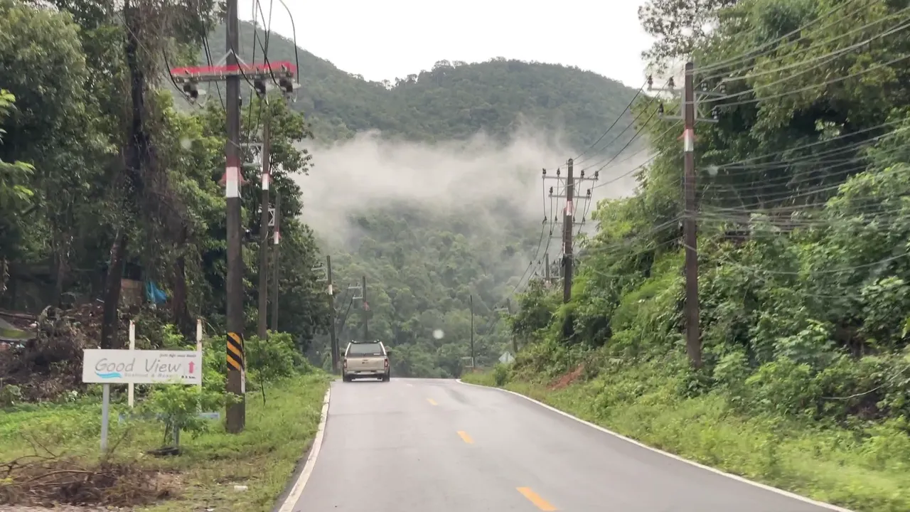 เที่ยวเกาะช้างหน้าฝนในรถ EV จุดชาร์จมี ซีฟู้ดอุดมสมบูรณ์ แต่มันจะเปียกปอนหน่อย