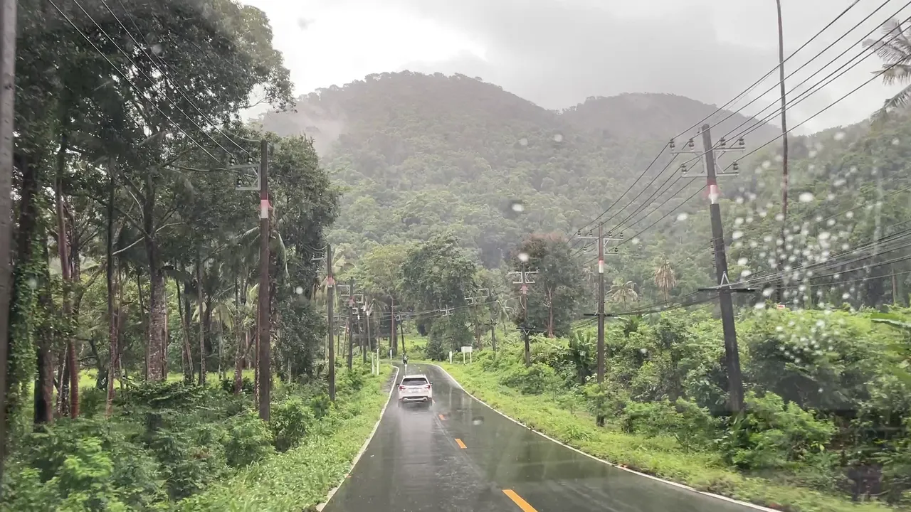 เที่ยวเกาะช้างหน้าฝนในรถ EV จุดชาร์จมี ซีฟู้ดอุดมสมบูรณ์ แต่มันจะเปียกปอนหน่อย
