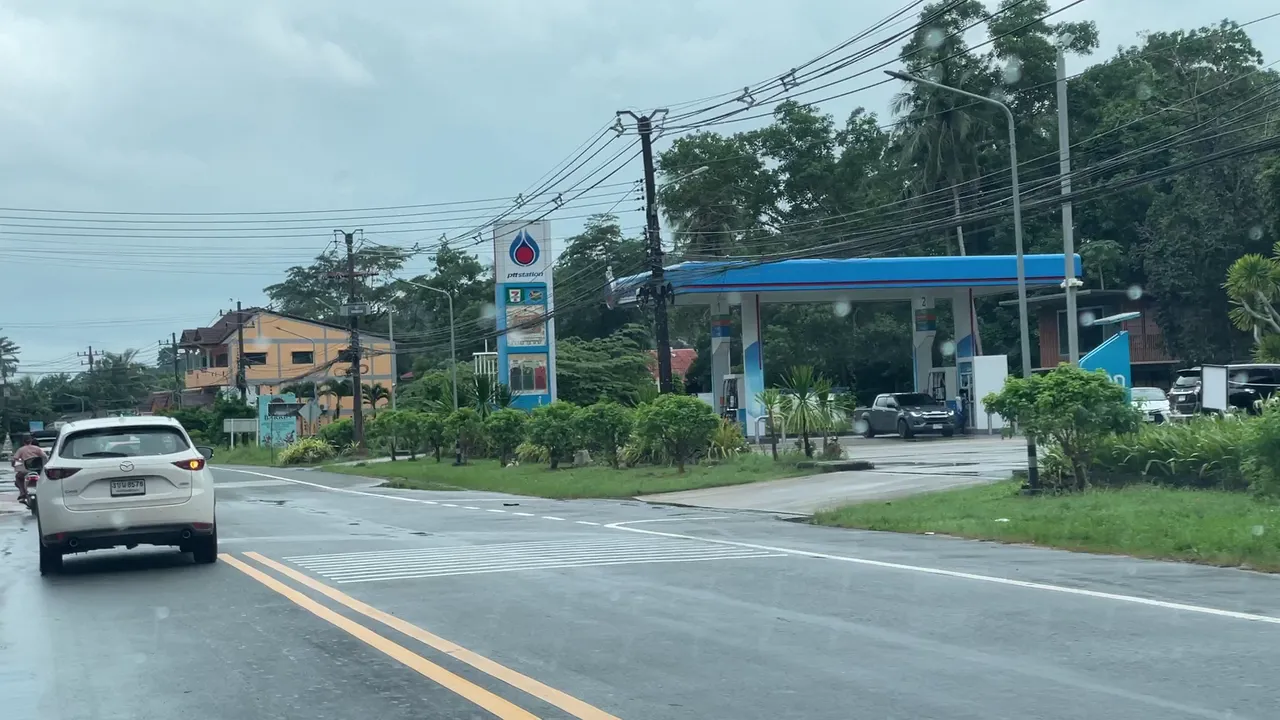 เที่ยวเกาะช้างหน้าฝนในรถ EV จุดชาร์จมี ซีฟู้ดอุดมสมบูรณ์ แต่มันจะเปียกปอนหน่อย