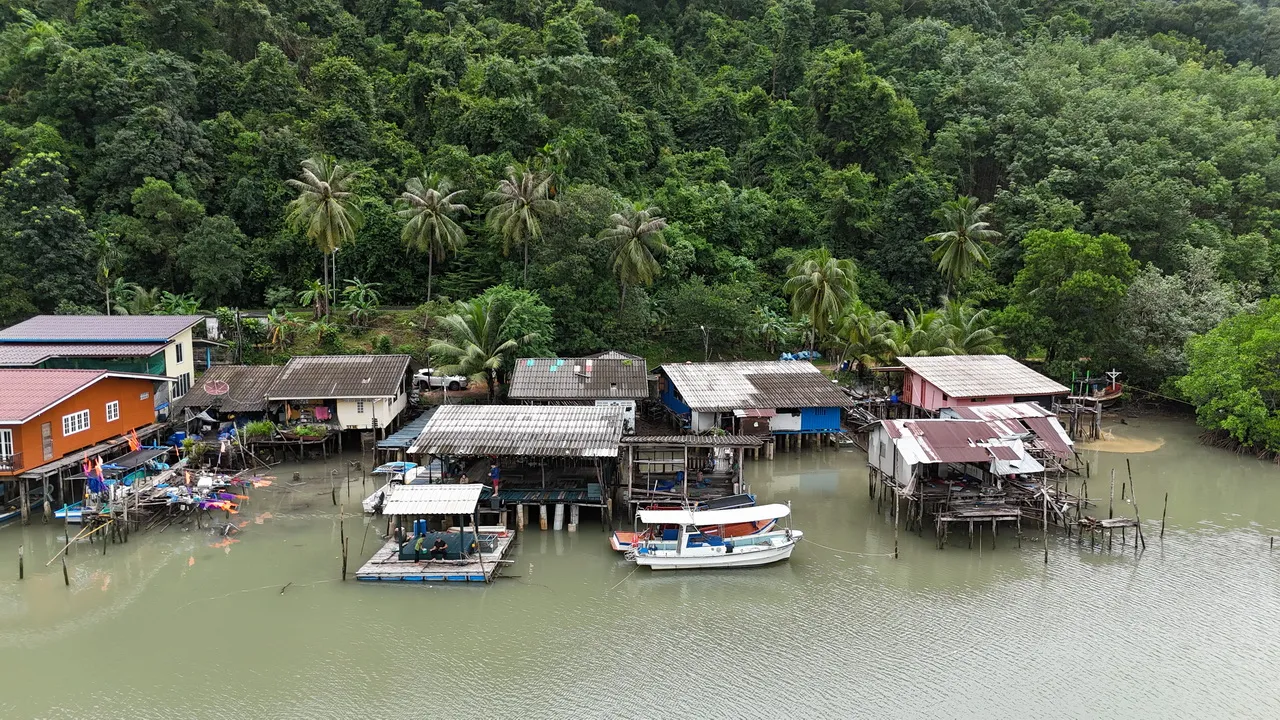 เที่ยวเกาะช้างหน้าฝนในรถ EV จุดชาร์จมี ซีฟู้ดอุดมสมบูรณ์ แต่มันจะเปียกปอนหน่อย