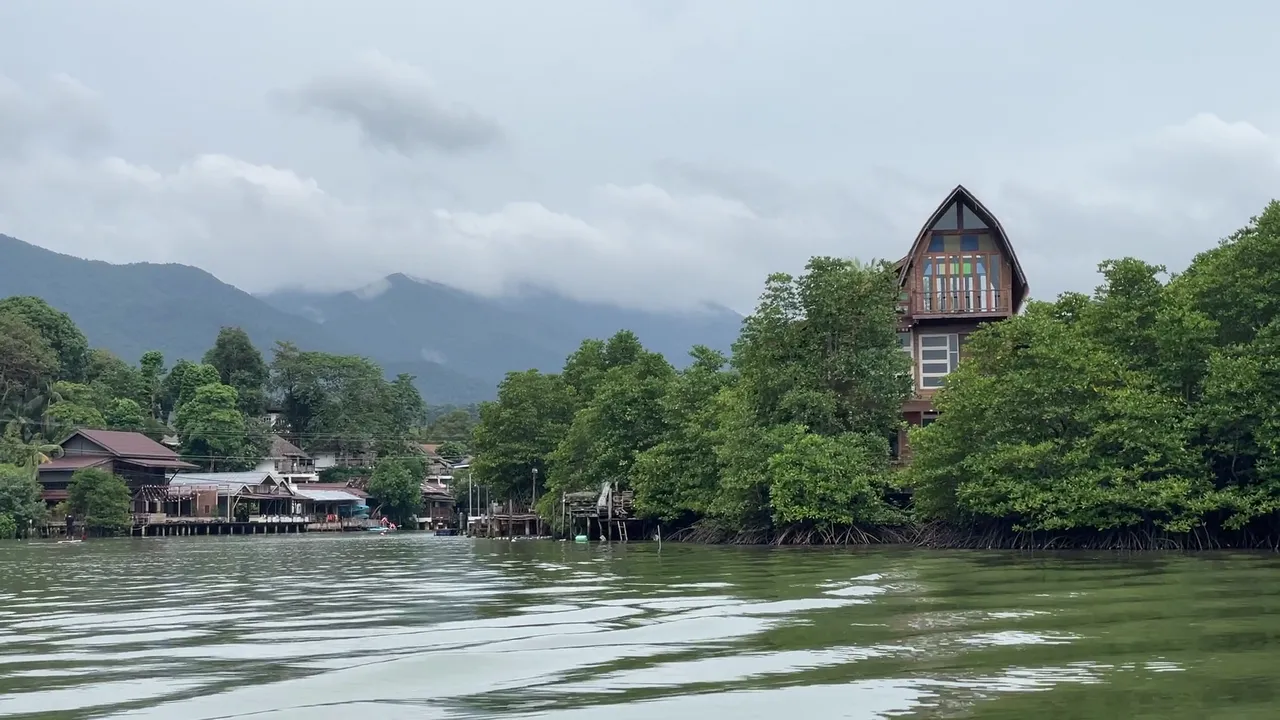 เที่ยวเกาะช้างหน้าฝนในรถ EV จุดชาร์จมี ซีฟู้ดอุดมสมบูรณ์ แต่มันจะเปียกปอนหน่อย
