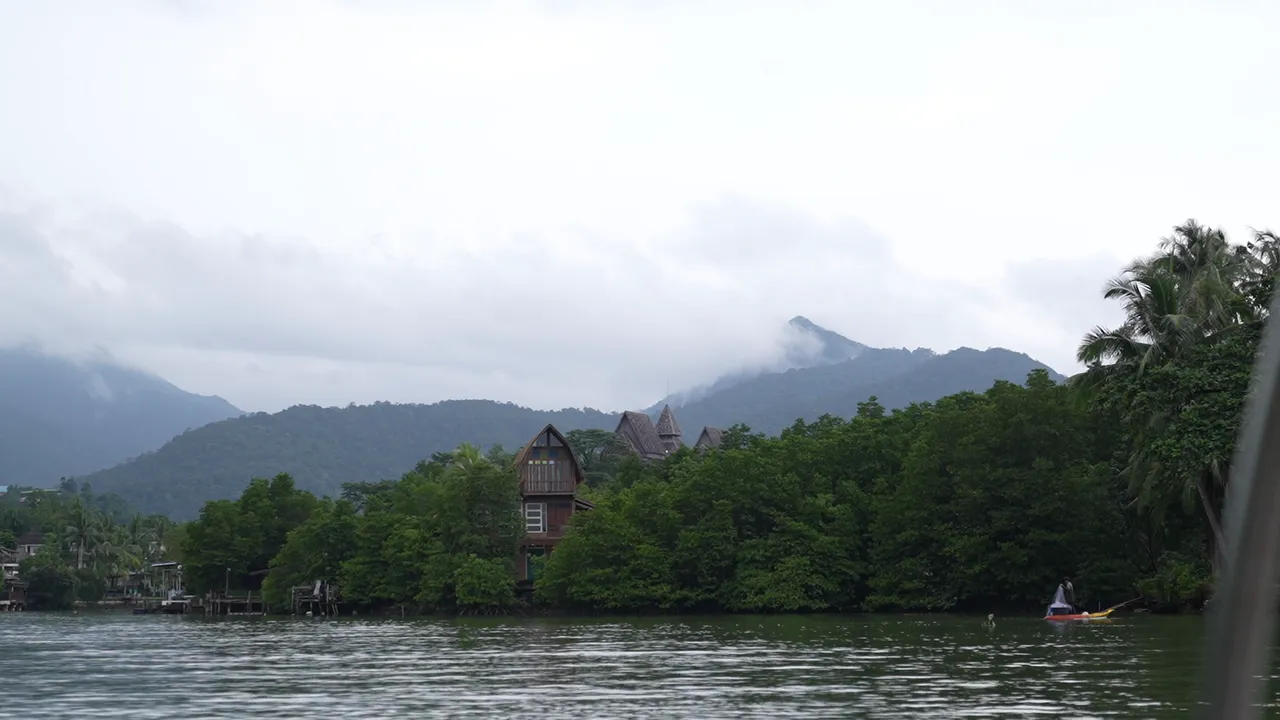 เที่ยวเกาะช้างหน้าฝนในรถ EV จุดชาร์จมี ซีฟู้ดอุดมสมบูรณ์ แต่มันจะเปียกปอนหน่อย