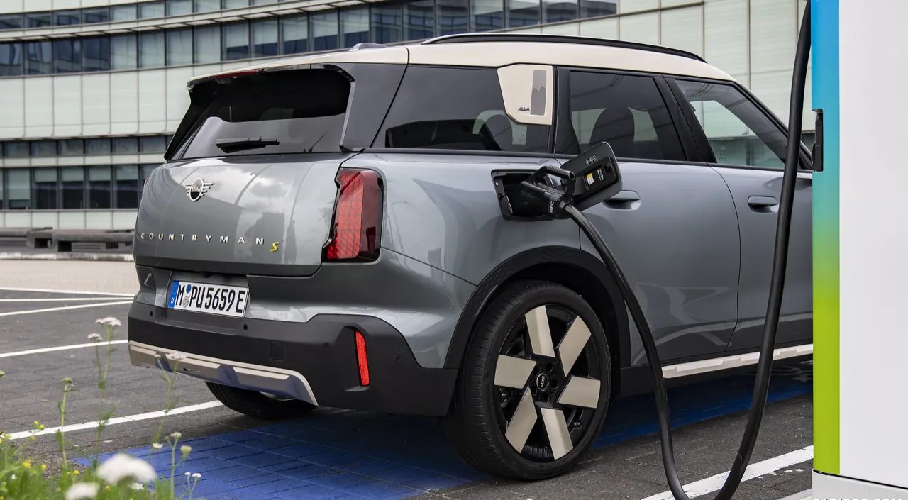 ใหญ่สะใจวิ่งไกล 430 กิโลเมตร MINI NEW COUNTRYMAN SE ALL4