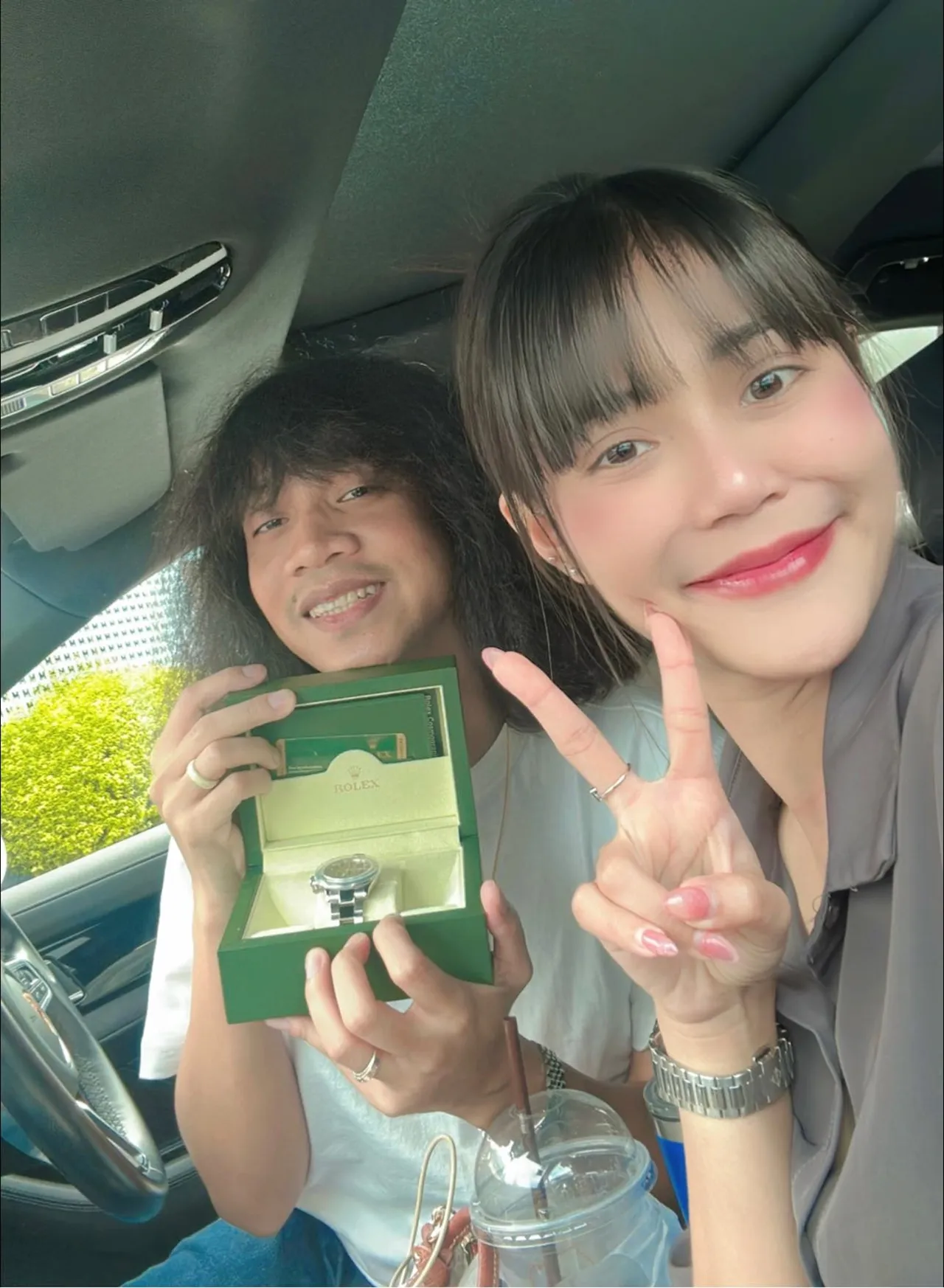 น่ารักมาก ปุ้ย L.กฮ. นั่งเย็บกระโปรงให้ ลำไย ไหทองคำ กลางดึกไว้ใส่ขึ้นคอนเสิร์ต (คลิป)