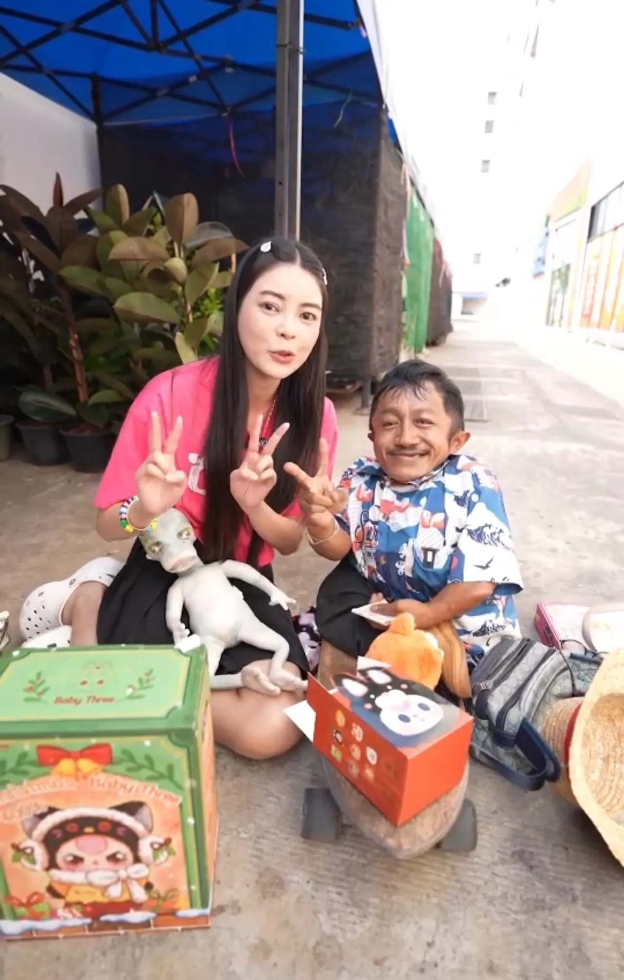 ทำดีย่อมได้ดี เอวา ช่วยลุงคนขายลอตเตอรี่พิการ พร้อมให้อาชีพตลอดชีวิต (คลิป)