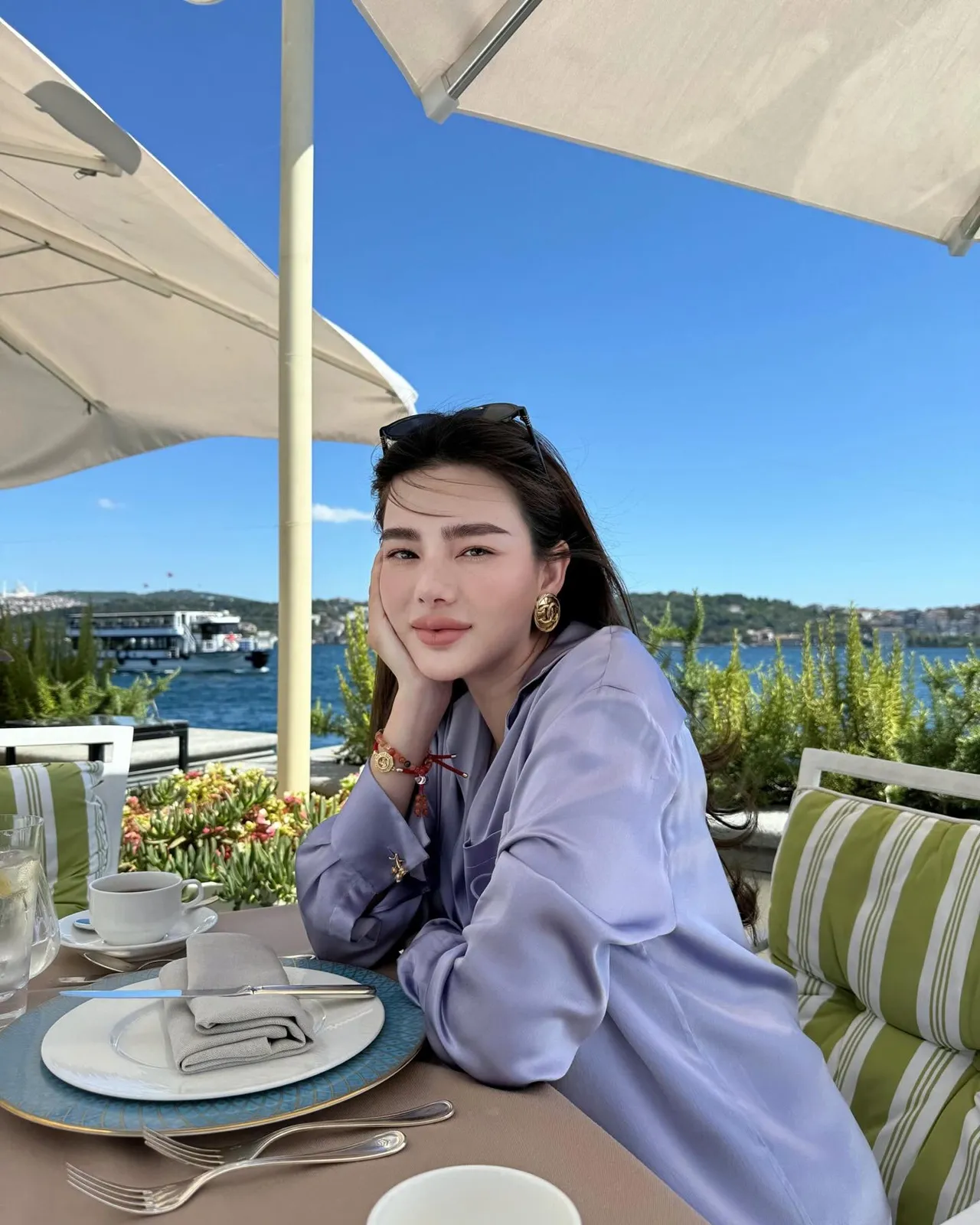 ดิว อริสรา เดินหน้าหาเงิน ทยอยโพสต์ขายแบรนด์เนมของตัวเอง เห็นราคาแล้วร้องว้าว