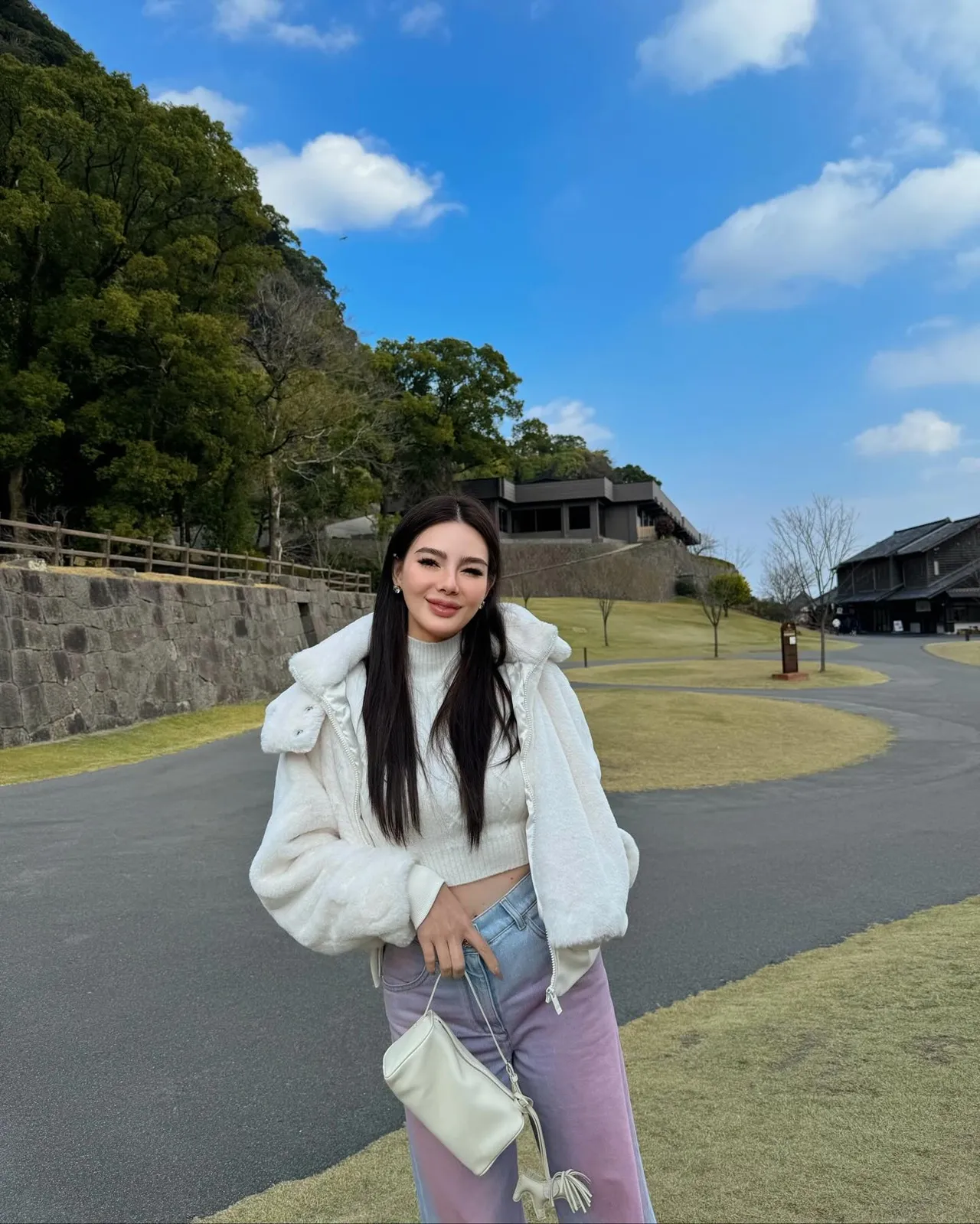 ดิว อริสรา เดินหน้าหาเงิน ทยอยโพสต์ขายแบรนด์เนมของตัวเอง เห็นราคาแล้วร้องว้าว