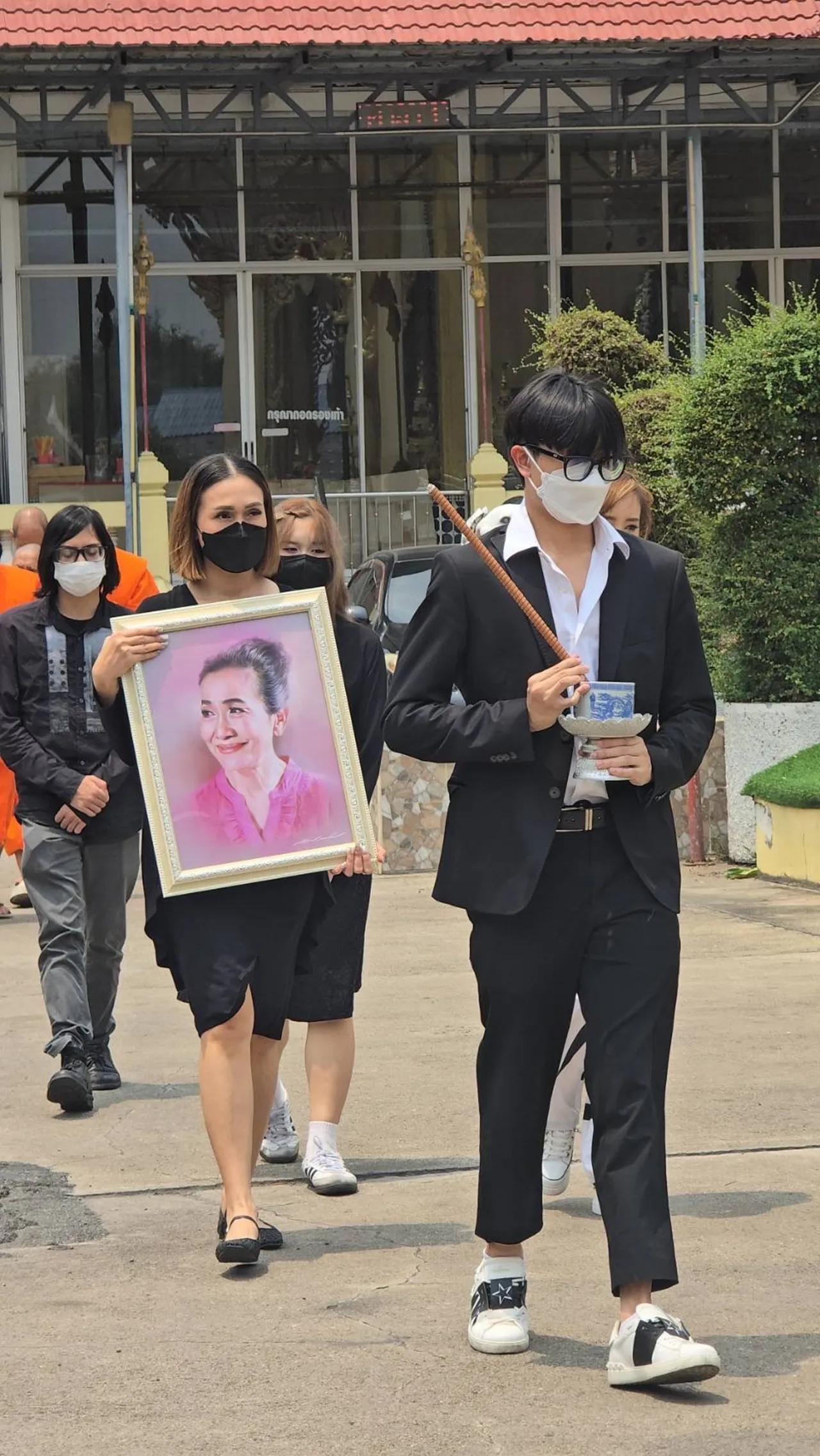 ต่าย สายธาร ส่ง แม่สีดา ครั้งสุดท้าย จัดงานวัดเดียวกับ อ๊อฟ อภิชาติ แม่ลูกคงได้เจอกัน